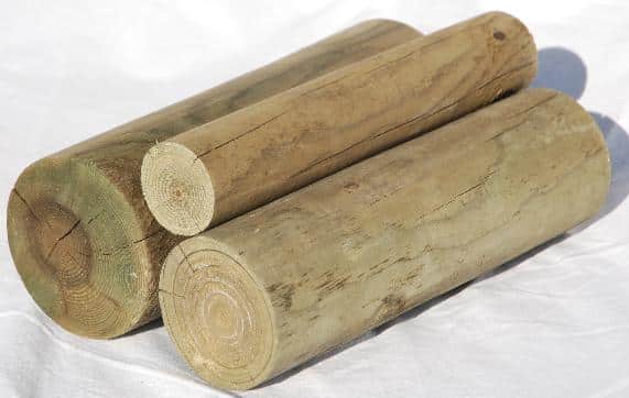 Catàlegs 1 Postes de Fusta Tractada per a Exterior . Tractament Autoclau Classe IV. Diàmetres: 6 a 14 CM. Acabat: Raspallat i Sense Punta. Longitud: Fins a 4 Metres.